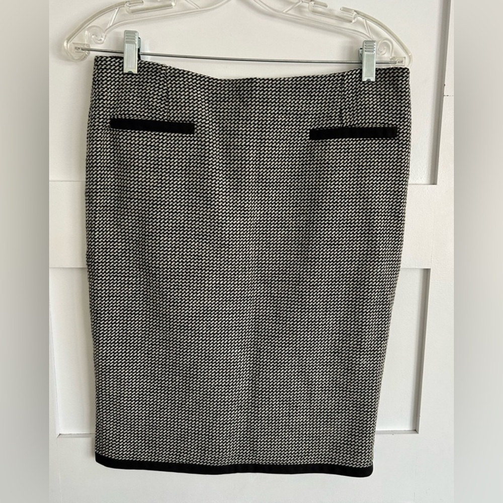 S’ Max Mara lined wool houndstooth skirt. Size 8. Great condition!